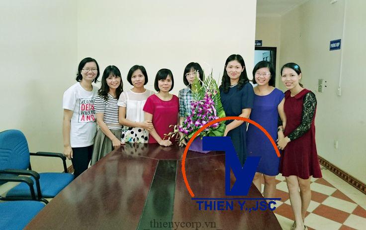 tập thể nhân viên thiên Ý tổ chức 20/10