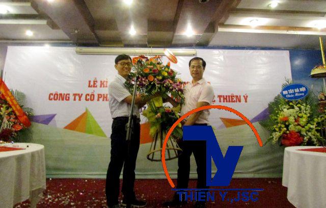 đại diện khách mời lên chúc mừng sinh nhật công ty